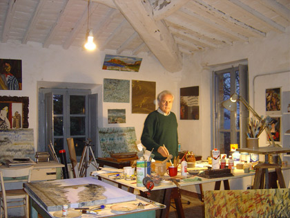 Giovanni Crescimanni nel suo studio in Toscana